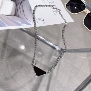 Романтические ожерелья женщины любят цепи дизайнерские ювелирные изделия в стиле хип-хоп бесплатно шикарный черный кулон с треугольной буквой крутой панк сплав с серебряным покрытием дизайнеры ожерелья ZB011 F23