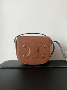 moda celinn triomphe Eyer çantası bayan Tasarımcı Crossbody çanta Pürüzsüz deri Omuz Çantaları Kadın Monogram Çanta Flip Mıknatıs 10A kaliteli çantalar kılıf