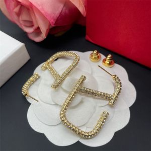 2023 Tasarımcı Küpe Kadınlar Love Lüks Moda Rhinestone Pretty Diamonds Metal Kız Mücevherler Eğlence Kızlar Ice Out Out Out Klasik Mektuplar V Küpeler ZB031