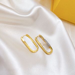 Platin Gold Renkli Kulak Saplama S925 İğne Cazibesi Kadınlar için Asimetrik Pirinç Küpeler Elmaslı