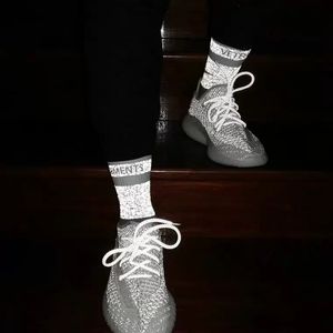 2023 Vetements Yansıtıcı Sock Street Fashion Sports Rahat Güzel Socking Nefes Alabilir Orta Tüp Sonbahar Kış Çorapları M1