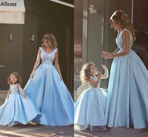 Sky Mavisi Eşleştiren Anne ve Kızı Gece Elbise V Boyun 3D El Yapımı Çiçekler Küçük Kız Saten Olay Partisi Gowns Mom Bebek Fotoğraf Çekme Elbise Formal Giyim Cl1969