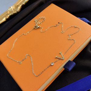 Tasarımcı Kolye Zincirleri Kristal Bildirimi Düğün Takısı Markalı 18K Altın Kaplama Paslanmaz Çelik Kolye Moda Kadın Kolye Gerdanlık Mektubu Istakoz Kapat