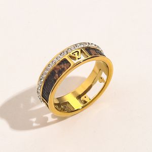 Дизайнерские фирменные кольца Женские 18 -километровые золотые хрустальные искусственные кожа из нержавеющей стали Любовь Свадебные украшения для кольца