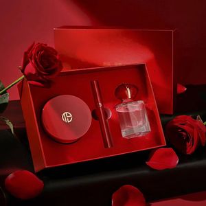 La migliore vendita TDL Love Red Tone Beauty Set Box Confezione regalo di San Valentino Set di tre pezzi per il trucco Cuscino d'aria Smalto per labbra Profumo Regalo boutique Consegna veloce