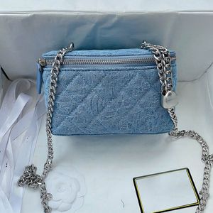 Sky Blue Denim Camellia Женщины Косметическая сумка с зеркальной стеганой вышивкой Классическая маленькая квадратная сумка роскошные сумочки ретро -дизайнерский мини -пульс 17 см 17 см.