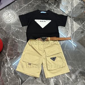 Kargo şortlu erkek tişörtler 2023 Marka Tasarımcısı Çocuk Trailsits Üçgen Logo Çocuklar Yaz Spor Setleri Kemerlerle Yüksek Son Çocuk Giysileri