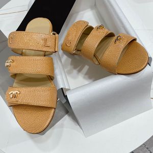 Sandálias para mulheres com saltos baixos Slippers de 1,5 cm de textura acolchoada Tone dourado Metal Metal Slip no designer de slides MULE MULE AO ANTERO