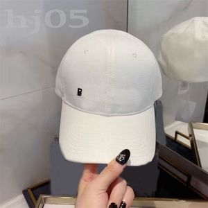 Erkek kapak düz renk B lüks şapka geri ayarlanabilir boyut toka moda snapbacks mektup nakış deseni yaz açık spor stili severler şapka pamuk pj054 c23