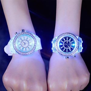 Bilek saatleri Aydınlık Kadınlar Spor Saati Diamond Dial LED Su Geçirmez 30m Silikon Kayışla Yanıp Sönen Kuvars Saatler Ladie için