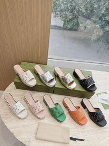 23SS Bayan Blok Topuklu Slaytlar Sandalet Tasarımcı Dans Ayakkabıları Slip-On Düşük Blok Topuk Deri Terlik Gümüş Ton Donanım