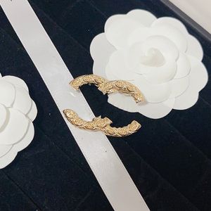 18K Altın Broş Tasarımcı Kabartma Damgası Broş Erkek Kadın Hediye Takı Romantik Çift Aşk Broş Partisi Düğün Çamaş Pimleri Kutu
