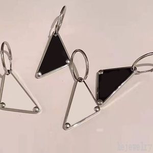 Siyah emaye damızlık tasarımcı küpeler metal üçgen küpeler gümüş kaplama harf klibi ohrringe takı kadın lüks dangle hoop küpe hip hop punk ZB044 H1