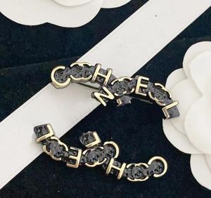 23SS Moda Marka Mektubu Tasarımcısı Broşlar Mektuplar Kavur Pinleri İçi Boş Kadın Erkekler Kristal Rhinestone İnci Metal Aksesuar Şekil Damgası