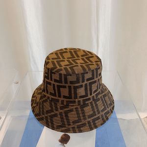 Kova Şapkası Kadınlar Erkekler Moda F Mektup Şapka Lüks Tasarımcı Balıkçı Şapkaları Büyük Baş Tasarımcılar Küçük Yüz Klasik Logo Kapağı Gösteriyor