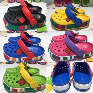 Çocuk Sandallar Tasarımcı Toddlers Delik Terlik tıkanıklığı kızlar kızlar plaj ayakkabıları gündelik yaz genç çocukları slaytlar toka croos klasik ev bahçesi bla m9ge#