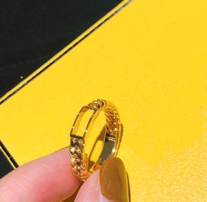 Gold Love Ring Moda Takı Kadın Aksesuarları Nişan F Çember Lüks Tasarımcı Halkaları Kadınlar için Kız Arkadaş Doğum Günü Hediyesi CSG2303242