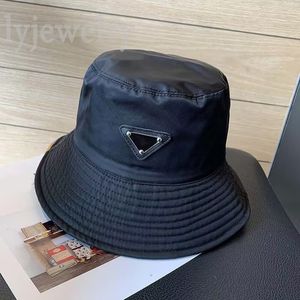 Tasarımcı şapkalar kadınlar erkekler için kova şapka gündelik günlük elbise narin taşınabilir pembe bayanlar doğum günü hediyesi klasik pembe siyah lüks kapaklar moda naylon PJ006 C23
