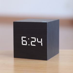 Desk Table Clocks Qualified Digital Wooden LED Alarm Wood Retro Glow top Decor Voice Control Snooze Function Tools 230328