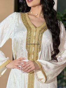 Повседневные платья Белое атласное жаккардовое платье в полоску в полоску Женское элегантное платье с V-образным вырезом и золотой тесьмой Дубай Арабский мусульманин Абая Марокканский кафтан Ид 230327