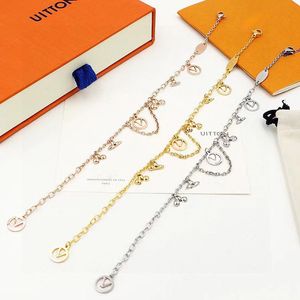 Charme pulseiras novo designer design feminino pulseira de ouro para mulheres luxo l carta flor pulseira feminina jóias presentes