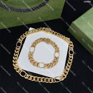 Moda Vintage Collana Uomo Donna Oro Lettera Braccialetti Decorazione Colore Braccialetto di diamanti Orecchini pendenti esagerati Set di gioielli