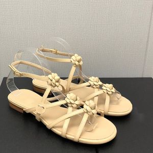 Tasarımcı Kadınlar Düşük Topuk Sandallar Koyun Dinleri Stiletto Topuklu Elbise Ayakkabı Slingback Düğün Ayakkabısı Zincir Çiçekler Flip Flips Sıradan Ayakkabı Bayanlar Açık Slayt Katırları