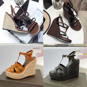 2023 Designers Cassandra Sandals Women Welge alpargelas de couro de patente preto 10,5 cm de altura Sapatos de noiva ajustáveis ​​de fivela 35-41 com caixa no325