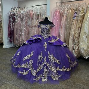 Saten mor omuz kapalı quinceanera elbiseler 2023 altın aplikler balo elbisesi tatlı on altı balo parti elbiseleri ruffels tül vestidos s