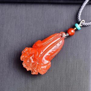 Colares de pingentes pingentes de cristal natural de atacado Red pingentes de mão fina de mão esculpida em chinês para homens jóias de moda de homens