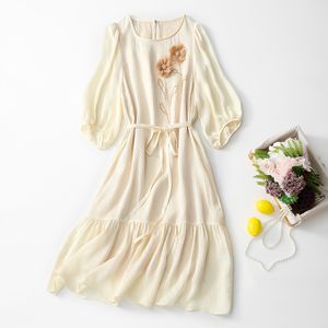 2023 Vestido de seda de cor de cor de miçangas de cor de marfim de verão Flores 3D 3/4 de manga redonda pescoço com cinto de joelheira vestidos casuais C3A255048