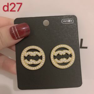 2023 Designer Stud Cupings Charm Women Keepler Mücevher Küpe Moda Aşk Parti Hediyeleri Çember İnci Küpe Cazibesi 18K Altın Kaplama Alaşım Takı Toptan