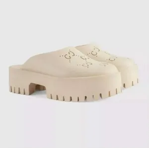 Бренд высококачественные перфорированные тапочки мужчины женские платформы дизайнерские сандалии клин резиновый вырез прозрачные материалы модные пляжные квартиры обувь