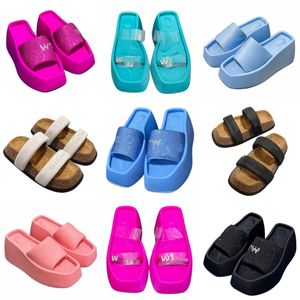 Hausschuhe, luxuriöse Damen-Designer-Schuhe, Sommer-Brief-Plateau-Schuhe, klassische Diamant-Sandalen, Outdoor-Schaumgummi-Schuhe, geleefarbene High-Heels, zwei Riemen, Holzboden