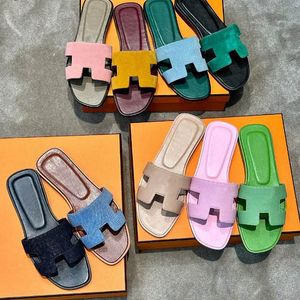 Tasarımcı Sandallar Plaj Sandal Kadınları Yeni Moda Slaytları Flt Mule Kauçuk Kahverengi Kahverengi Beyaz Pembe Sandlas Bayanlar Ofis Soafers Kama Kaydırıcıları Ayakkabı 35-42