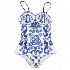 Kadın Seksi Mayo Bikini Yoga Takım İki Parça ve Bir Pice Style Lüks Tasarımcı Tam Logo Harfleri Baskılı Renkli Kız Mysuits Bikinis Batwears Yaz için Bikin