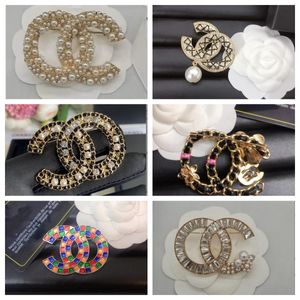 15 Style Lüks Kadın Tasarımcı Marka Mektup Broşlar 18K Altın Kaçırma Kristal Rhinestone Jewelry Broş Cazibesi İnci Pin Evlen Evlilik Düğün Hediye Accessorie