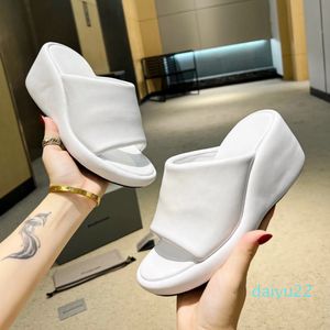 2023 New moda de moda de alta qualidade Sapatos casuais Designers chinelos coloridos plataformas femininas sandálias de moda de salto médio de 7 cm de alta qualidade