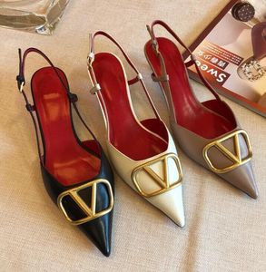 Lüks Sandalet Yüksek Topuk Kadın Kırmızı Düğün Ayakkabıları Yaz Klasikleri Marka Metal Metal Tepe Gerçek Deri Sığ Sal Strap Siyah Mat Kadın Sandal Toz Çanta