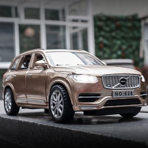 Diecast Model 1 32 Diecast XC90 внедорожник Игрушка открытые двери Оттягивает музыку легкие автомобильные игрушки для детей. Детские рождественские подарки 230509