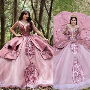 2023 Gül Altın Pekalı Quinceanera Elbiseler Işıltılı Balo Gown Spagetti Kayışları Dantel Sekeler Artı Boyut Tatlı 16 Fermuar Arka Resmi Balo Gowns