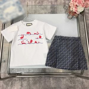 23SS Kid Setler Çocuklar Tasarımcı Giysileri Tişörtlü Etek Takım Yuvarlak Boyun Saf Pamuk Küçük Balık Köpük Baskı T-Shirt Logosu İşlemeli Denim Yarım Etek Takımlar Çocuk Giysileri