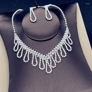 Серьги ожерелья устанавливают простое и универсальное свадебное свадебное платье с двумя частями корейского страза