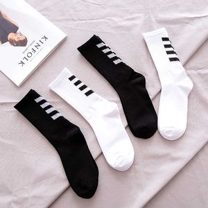 Спортивные носки 1 пара новая мода черная белая полоса экипаж мужски Socks Sports High Skateboard Blaze Street Happy Sox в продаже P230511