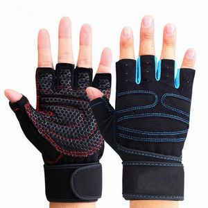 Спортивные перчатки в тренажерных перчатках фитнес.