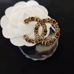 20 Brand Designer C Double Letter Retro Broches 18K Mulheres banhadas a ouro Couples Couples Luxury Rhinestone Crystal Pearl Broch Suit Laple Pin Metal Jewelry