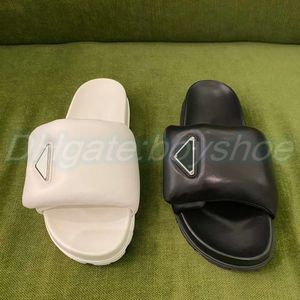 kadın yumuşak yastıklı tasarımcı erkek terlik nappa deri lüks köpekbalığı slayt metal üçgen lug sırt kshoubber taban bulanık katır topuk sandal