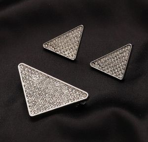 Ünlü Tasarım Marka Mektubu Broşlar Asla soldu 18K Altın Kaplama Gümüş Kaplama Paslanmaz Çelik Takımı Broş Üçgen Mark Kristal Düğün Takı Aksesuar