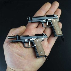 Gun oyuncakları 1 3 Yüksek kaliteli metal model Beretta 92f Yazıt Anahtarı Yok Anahtar Toy Gun Minyatür Alaşım Tabanca Koleksiyonu Oyuncak Hediye Kolye T230515
