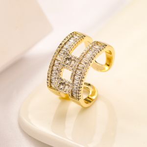 Retro Tasarımcı Bant Yüzük Marka Yüzükleri Erkek Kadın Moda Tasarımcı Marketleri için Gümüş Letter Bant Yüzükleri Turkuaz Kristal Metal Daisy Ring Açılış Ayarlanabilir